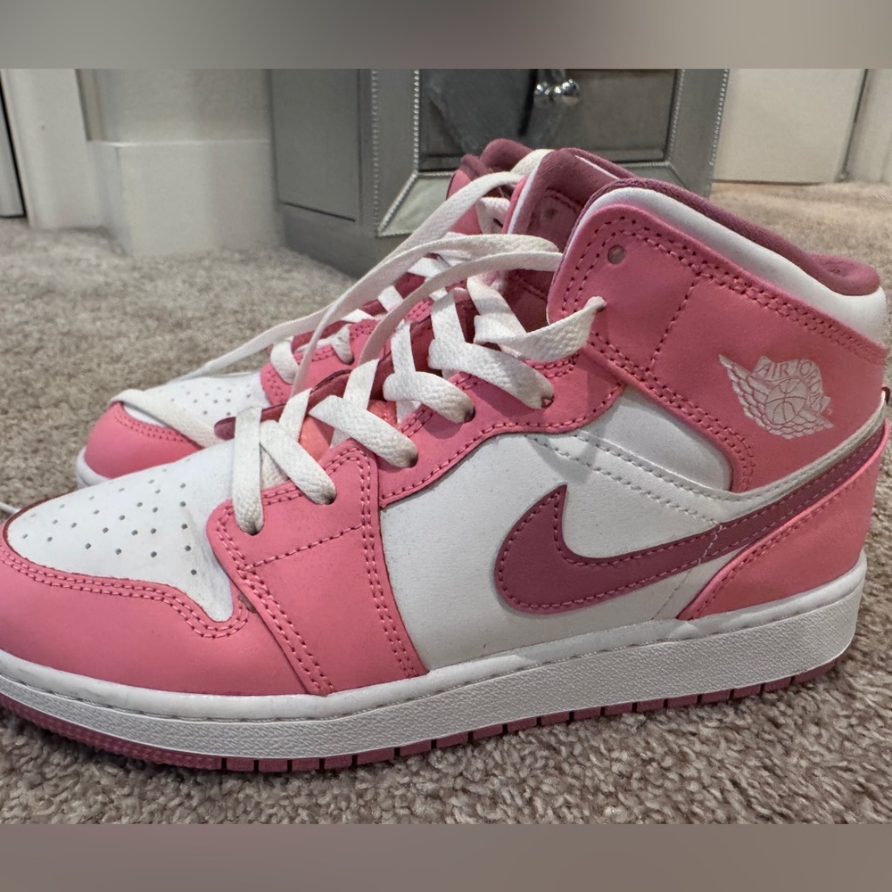 Nike AirJordan 1 Mid Valentines Day